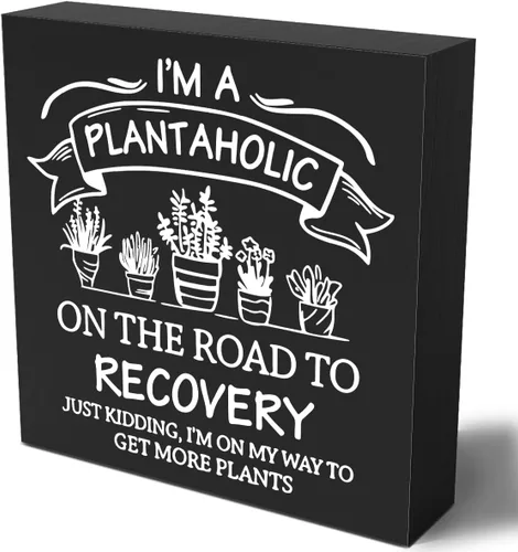 Cartel de madera con texto en inglés "I'm a Plantaholic on the Road to Recovery", caja de madera con texto en inglés "I'm a Plantaholic on the Road