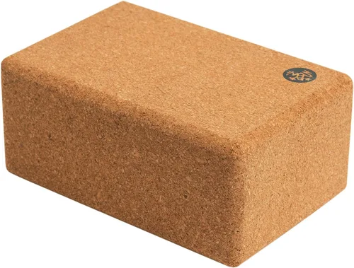 Manduka Bloque de yoga – Bloque de corcho de grano fino, equipo de yoga, accesorio de gimnasio en casa, herramienta de pilates, ligero para viajes,