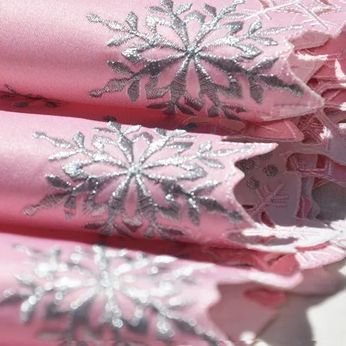 Miniatura 5 de Caminos de mesa bordados de copos de nieve rosados para Navidad e invierno (rosa, 14 x 34 pulgadas)