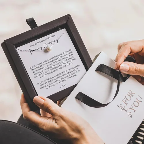 Miniatura 11 de Felicitaciones por tu ceremonia, regalo de graduación para ella