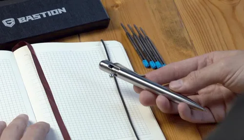 Miniatura 9 de BASTION® Bolígrafo de acción de perno de lujo, bolígrafo profesional duradero con punta fina, bolígrafo táctico EDC recargable de tinta – 100% acero