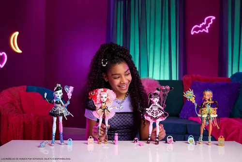 Miniatura 2 de Monster High Muñeca de Cumpleaños de Dulce Miedo, Draculaura en Vestido de Fiesta Rosa con Accesorios Temáticos como Invitación, Globo, Regalo