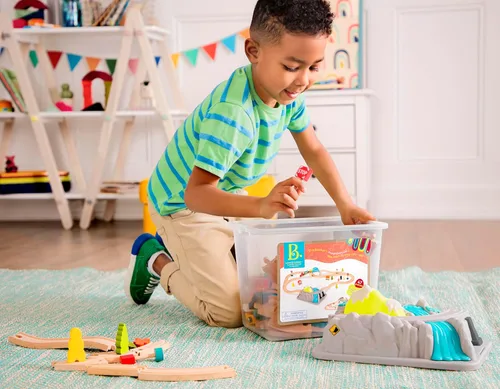 Miniatura 8 de B. toys – Juego de Tren de Madera y Ruedas – 47 Piezas – Vías y Accesorios – Cubo de Almacenamiento con Tapa de Montaña – Juguetes Clásicos