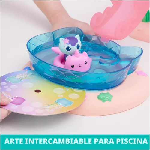 Miniatura 9 de Gabby's Dollhouse, Playset de Piscina Purr-ific con Figuras de Gabby y Mercat, Colas de Sirena que Cambian de Color y Accesorios de Piscina