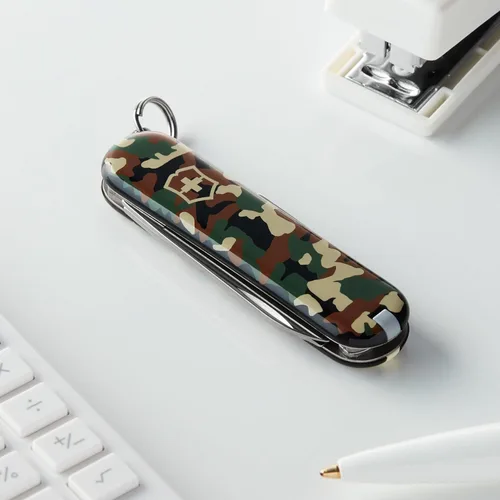 Miniatura 3 de Victorinox Classic SD Swiss Army - Navaja suiza de bolsillo, compacta, 7 funciones, navaja de bolsillo fabricada en Suiza con hoja pequeña