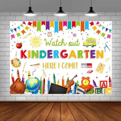 AIBIIN Fondo de 7 x 5 pies para jardín de infantes para el regreso a la escuela, con texto en inglés "Watch Out Kindergarten Here I Come", Blanco