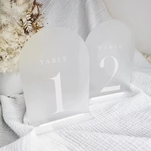 Miniatura 2 de Números de mesa de arco esmerilado para recepción de boda, paquete de 10 piezas de 5x7" Signos acrílicos de arco esmerilado con soporte, números