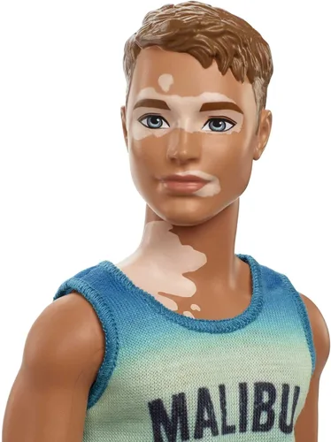 Miniatura 3 de Muñeca Barbie Fashionistas Ken #192 con Cabello Castaño Recortado y Vitiligo en Tank Top Malibu, Shorts y Sandalias