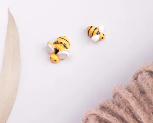 Miniatura 4 de Sowaka 20 piezas de mini adornos de abeja diminutos de resina plana adorno de abejorro para el cabello, clip de bricolaje, proyecto de arte, hogar