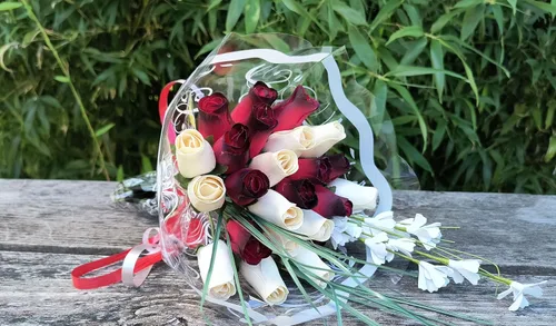 Miniatura 4 de Rojo con puntas negras y ramo de rosas de madera blanca (2 docenas)