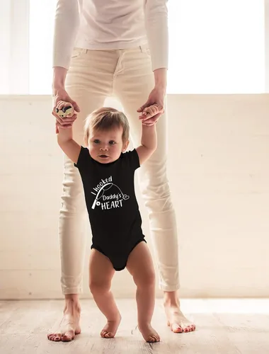 Miniatura 3 de CBTwear I Hooked Daddy's Heart - Ropa de bebé - Divertidos trajes para recién nacidos para niños y niñas