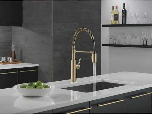 Miniatura 2 de DELTA - Grifo de cocina comercial estilo Antoni Pro con rociador desplegable, grifo de fregadero de cocina de un solo orificio dorado cepillado