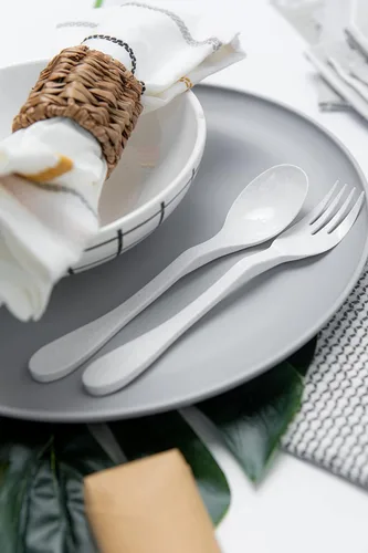 Miniatura 3 de KNORK Eco 24 piezas (tenedor, cuchillo, cuchara) cubiertos a base de plantas, juego de cubiertos de bambú reutilizables, color blanco