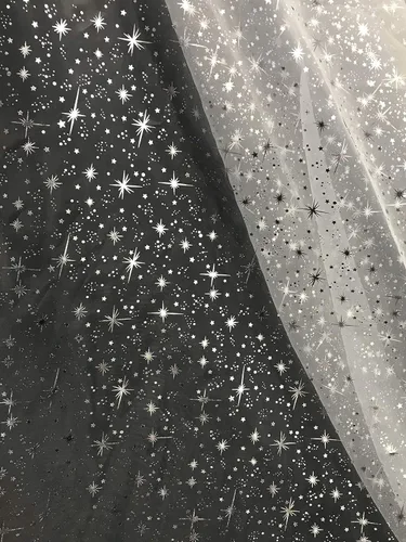 Miniatura 3 de New Creations Fabric & Foam Inc, 58/60 pulgadas de ancho Starburst plateado sobre tela de organza transparente blanca por The Yard