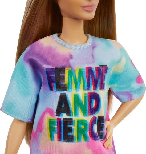 Miniatura 4 de Barbie Fashionistas # 159 - Muñeca pequeña con cabello café claro, vestido teñido tipo camiseta, zapatos blancos y visera, juguete para niñas de 3 a