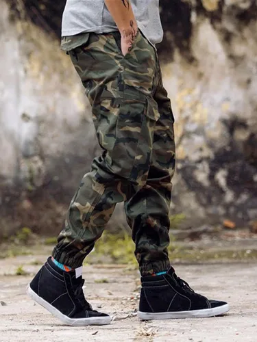 Miniatura 3 de OYOANGLE Pantalones cargo con estampado de camuflaje y cordón en la cintura con bolsillo y solapa para hombre
