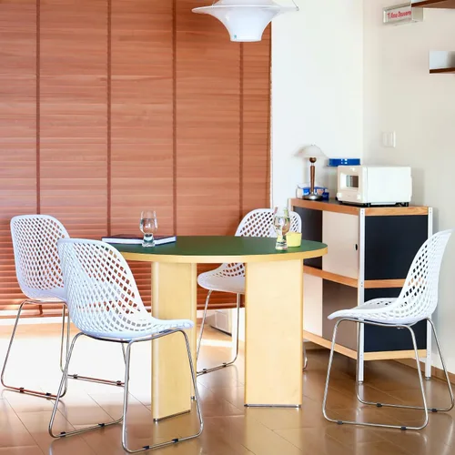 Miniatura 2 de Juego de 2 sillas de comedor modernas, sillas de cocina estables de plástico con base de trineo de metal para comedor (naranja sangre)