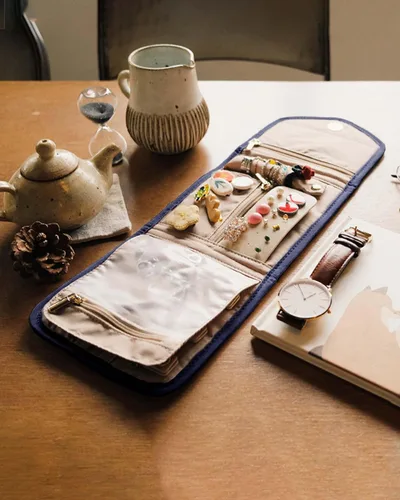 Miniatura 7 de BAGSMART Estuche organizador de joyas de viaje plegable para anillos, collares, aretes, pulseras, mini, azul ahumado