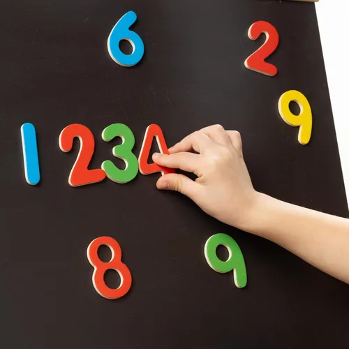 Miniatura 8 de Melissa & Doug 37 imanes de números de madera en una caja