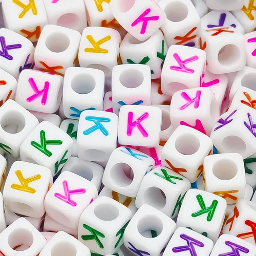 500 cuentas de letras en forma de cubo blanco con letra K colorida de 0.236 x 0.236 pulgadas (0.236 x 0.236 in), cuentas cuadradas del alfabeto