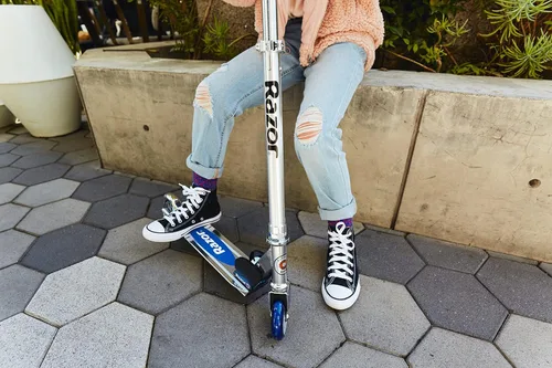 Miniatura 2 de Razor A Patinete para niños - Ligero, plegable, marco de aluminio y manillar ajustable Claro/Negro