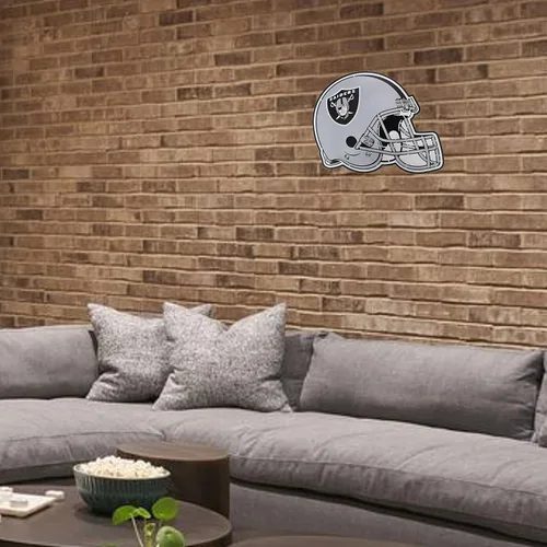 Miniatura 3 de FOCO - Letrero de madera para casco de fútbol americano de Las Vegas Raiders, edición limitada, arte de pared de la NFL en colores del equipo, tiene