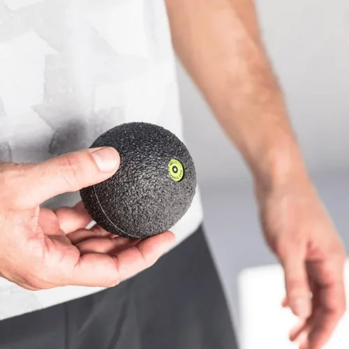 Miniatura 7 de Blackroll - Bola de punto gatillo 08, para ejercicio y recuperación muscular, masajeador de tejido profundo para liberación miofascial en hombros