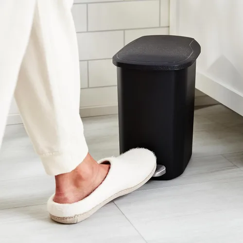 Miniatura 7 de Amazon Basics Basurero de plástico compacto para baño con tapa de cierre suave, pedal manos libres, cubo interior extraíble, 6 litros/1.6 galones