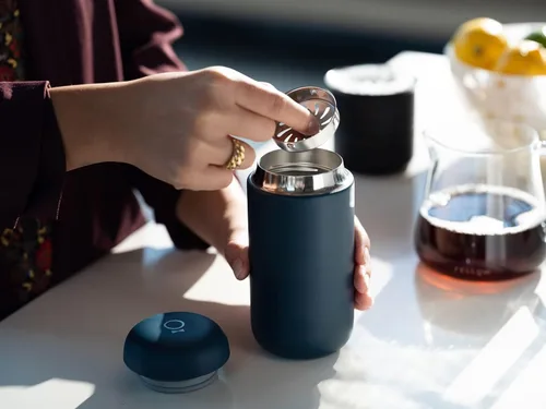 Miniatura 6 de Fellow Taza de viaje Carter Move de 12 onzas, taza de café de viaje de acero inoxidable aislada al vacío, vaso de café con interior de cerámica