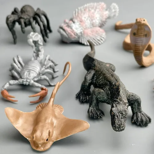 Miniatura 7 de Safari Ltd. Venomous Creatures TOOB - 9 figuras: Sapo, Serpiente, Raya, Dragón de Komodo, Tarántula, Ciempiés, Escorpión, Pez de Piedra, Cobra