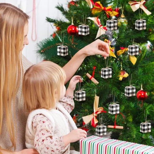 Miniatura 4 de Chivao 24 piezas de adornos para árbol de Navidad, mini regalos para manualidades, adornos en miniatura con cuadros de búfalo, adornos colgantes