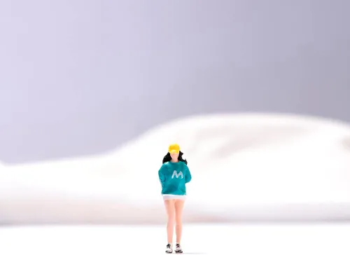 Miniatura 14 de Figuras en miniatura a escala 1:64, figura de acción de diorama de personas pequeñas, accesorios de escena de resina, muñequeras, figuras de Chica
