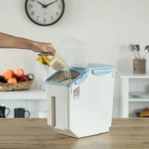 Miniatura 2 de Basicwise QI004138L.2 - Juego de 2 recipientes de plástico blanco para almacenar alimentos, con una taza medidora y ruedas, grande