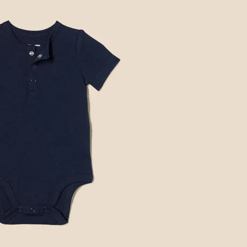 Miniatura 2 de Tienda Essentials Body unisex Henley para bebés, paquete de 2