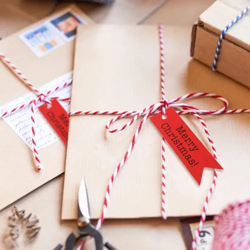 Miniatura 7 de jijAcraft Etiquetas de Feliz Navidad – 100 etiquetas de regalo navideñas con cuerda, pequeñas etiquetas rojas de Navidad para recuerdos de fiesta