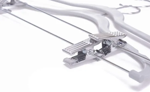 Miniatura 9 de Paquete de 20 perchas de plástico de calidad, no aterciopeladas, compactas y delgadas con clips de metal para faldas, pantalones, blusas, gancho Gris