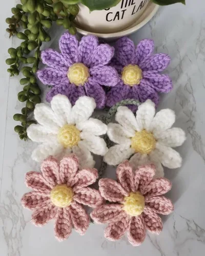 Miniatura 5 de Accesorios de automóvil con margaritas de ganchillo para mujeres y niñas, bonitos dijes colgantes para espejo retrovisor, hechos a mano, margarita