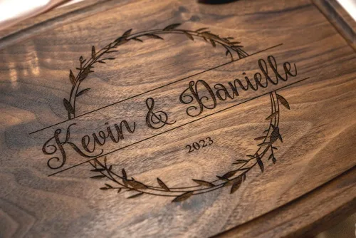Miniatura 6 de Tabla de cortar personalizada, idea de regalo de boda, aniversario o inauguración de la casa, embutidos grabados en madera, para parejas y amigos