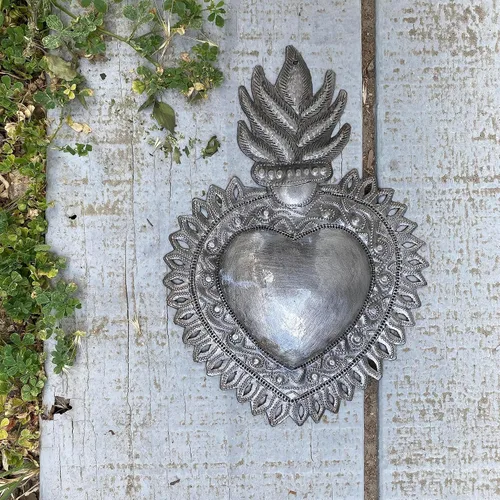Decoración de pared de corazón de metal Milagro, corazón flameante, hecho a mano, 7 x 10 pulgadas, Haití, adorno, hecho a mano, adornos únicos