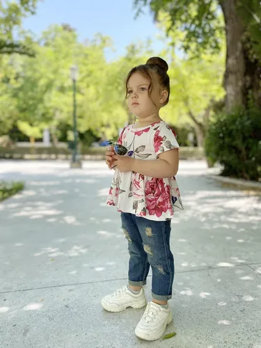 Miniatura 2 de SANMIO Conjunto de ropa para niña, lindo conjunto de camiseta floral de manga con volantes y pantalones de mezclilla rasgados
