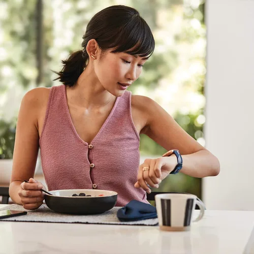 Miniatura 7 de Fitbit Versa 2 Special Edition - Reloj inteligente de salud y fitness con frecuencia cardíaca, música, Alexa integrado, seguimiento de sueño