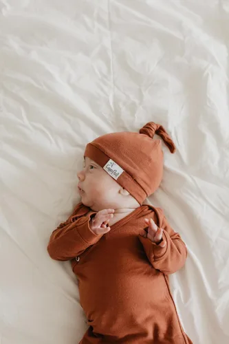Miniatura 2 de Copper Pearl Gorro de bebé con nudo superior elástico suave Moab