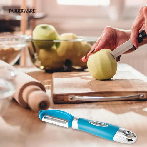 Miniatura 6 de Farberware Euro Peeler, un esencial de cocina para pelar rápida y fácilmente productos, chocolate, quesos y más, cuenta con agujero para colgar