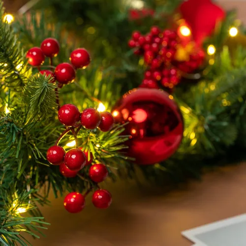 Miniatura 4 de YULETIME Guirnalda de Navidad iluminada de 6 pies, funciona con pilas con 20 luces de hadas, guirnalda artificial, bolas rojas, bayas, flor de Rojo