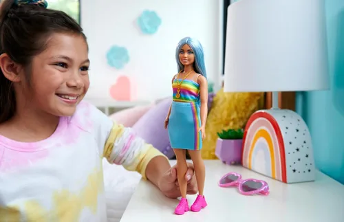 Miniatura 2 de Barbie Fashionistas - Muñeca #218 con cabello largo azul con parte superior extraíble de arcoíris y falda verde azulado, juguete coleccionable de 65