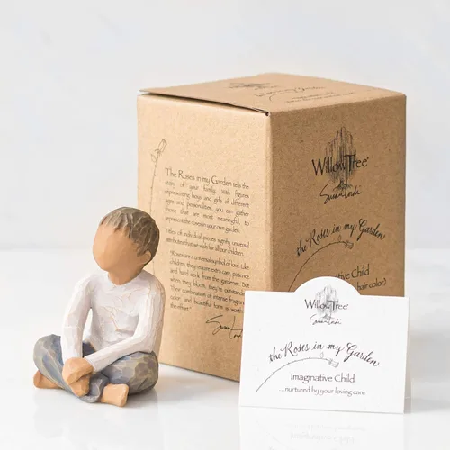 Miniatura 6 de Willow Tree Niño imaginativo (tono de piel y color de cabello más oscuro), figura esculpida pintada a mano Tonos de piel y color de cabello más