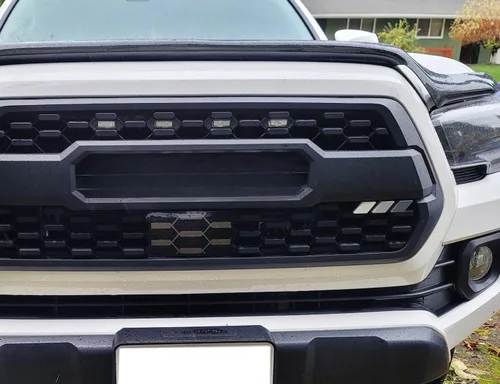 Miniatura 6 de iJDMTOY Emblema de rejilla de tres colores con tiras retro y anclajes de perno de cambio sin necesidad de remoción, compatible con Toyota Tacoma