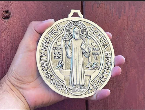 Miniatura 2 de Medalla de cruz de San Benito extra grande de 5 pulgadas, tono plateado vintage para pared o escritorio/Medalla de San Benito Extra Grande en Tono