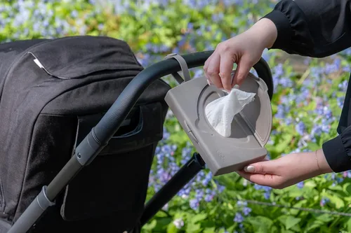 Miniatura 3 de Ubbi On-The-Go Dispensador de toallitas para bebés, contenedor de toallitas portátil para viajes, accesorio de bolsa de pañales imprescindible
