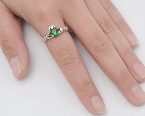 Miniatura 2 de Anillo de compromiso tradicional irlandés Claddagh, con diseño de corazón, de plata fina, color a elección.